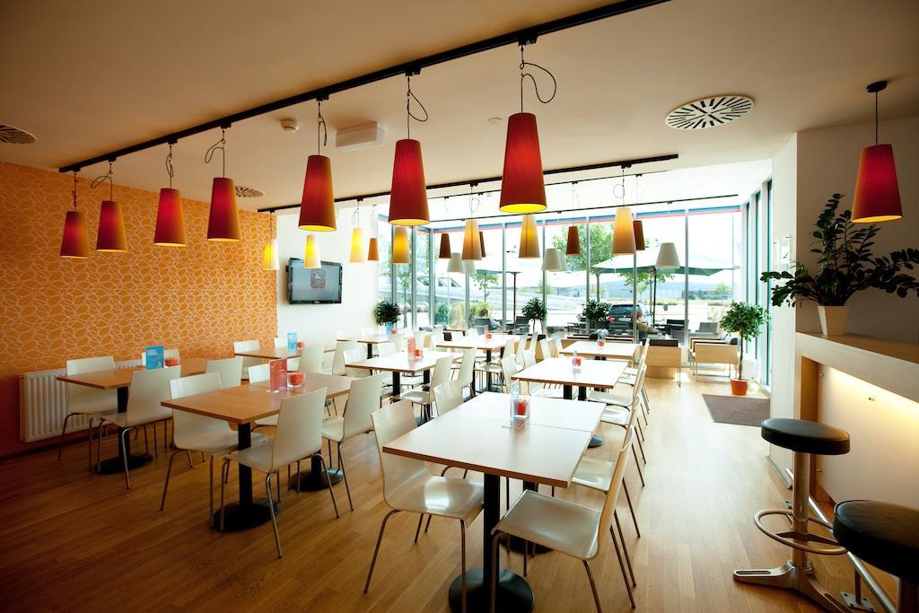 Orange Wings Wiener Neustadt Ngoại thất bức ảnh
